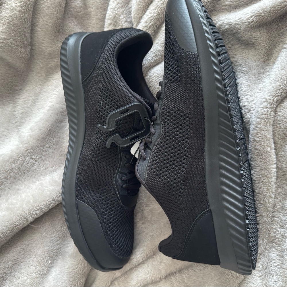 TredaSafe Men's All-Black Athletic Slip-Resistant Shoe - Picture 4 of 6